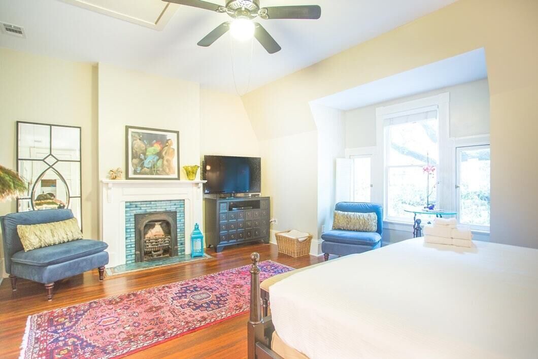 Photo of Livingroom in Savannah Victorian District