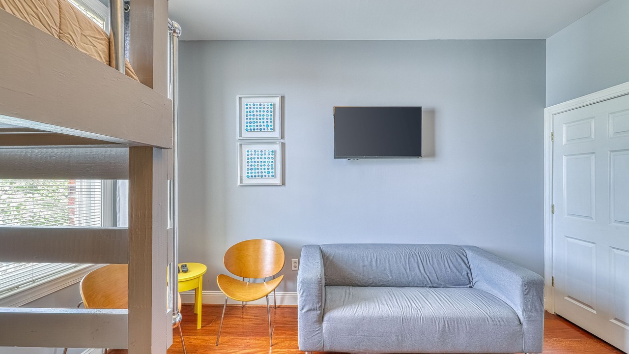 Photo of Livingroom in Old West Broad Neighborhood