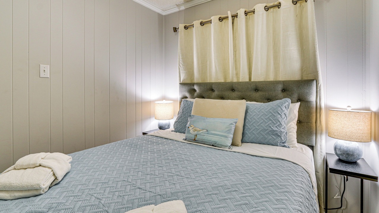 Photo of Bedroom in Folly Field