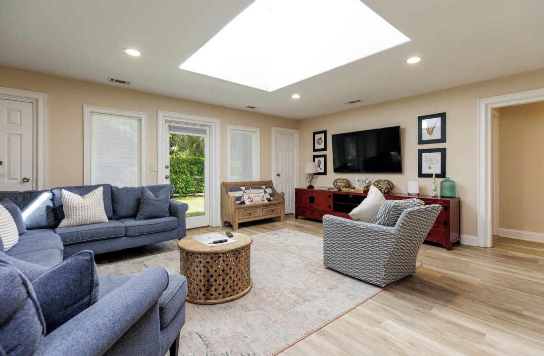 Photo of Livingroom in North Forest Beach