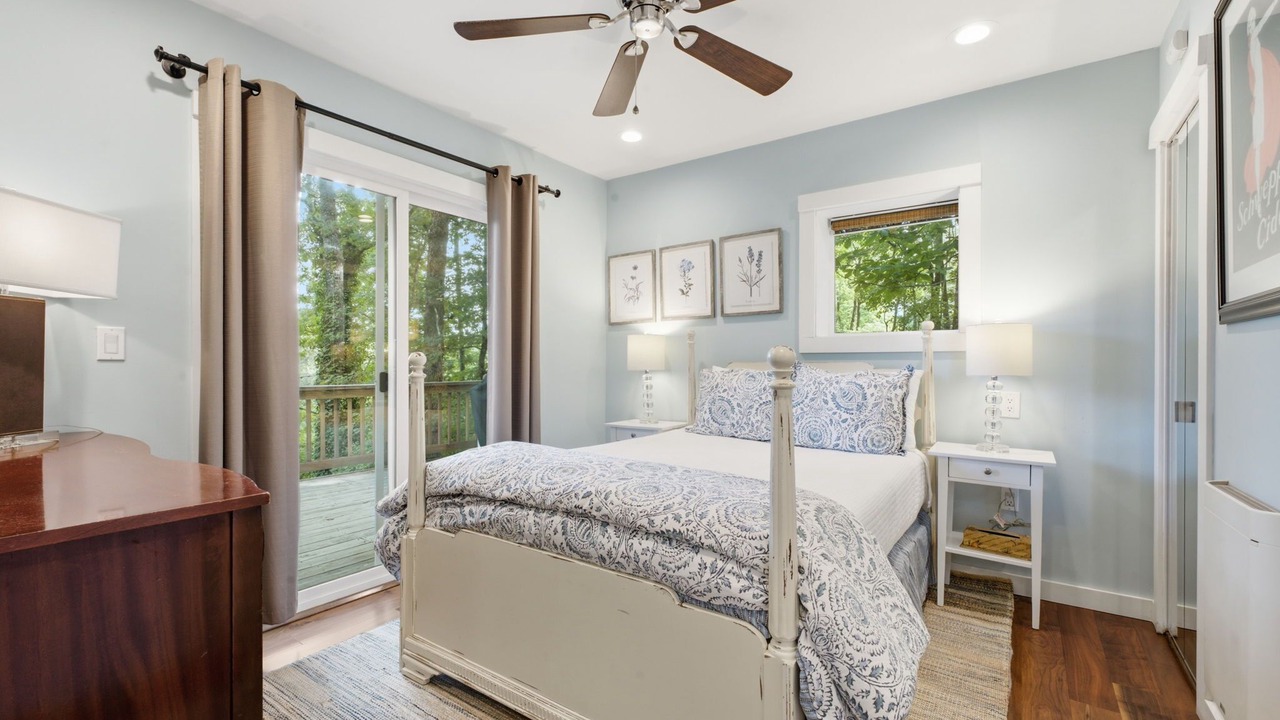 Photo of Bedroom in Mirror Lake