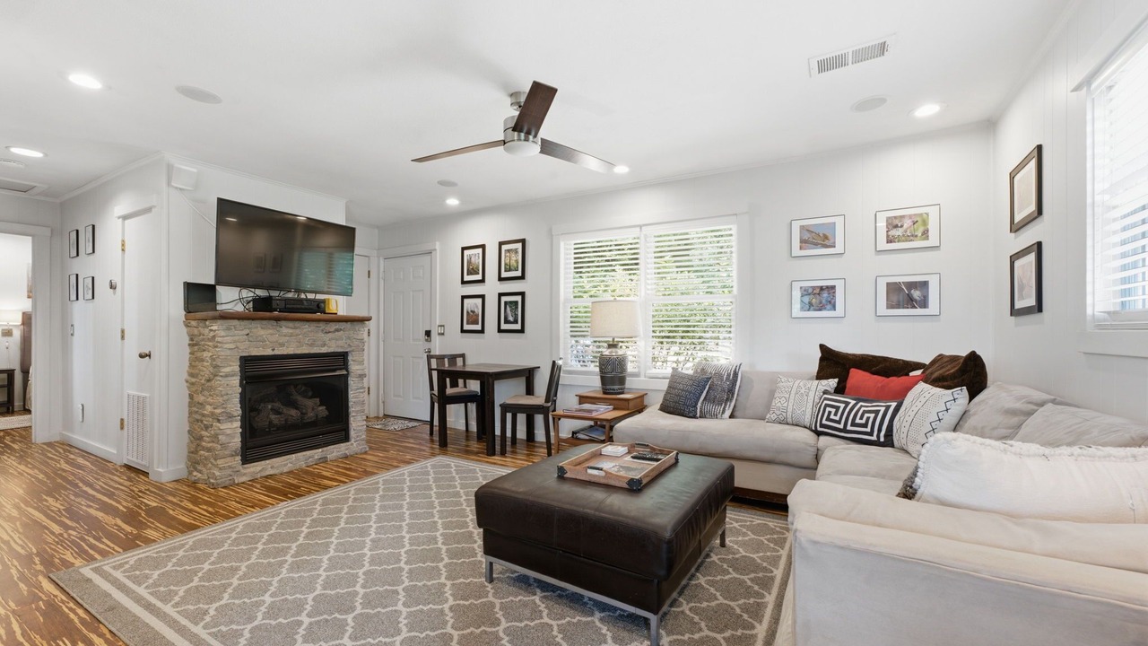 Photo of Livingroom in Mirror Lake