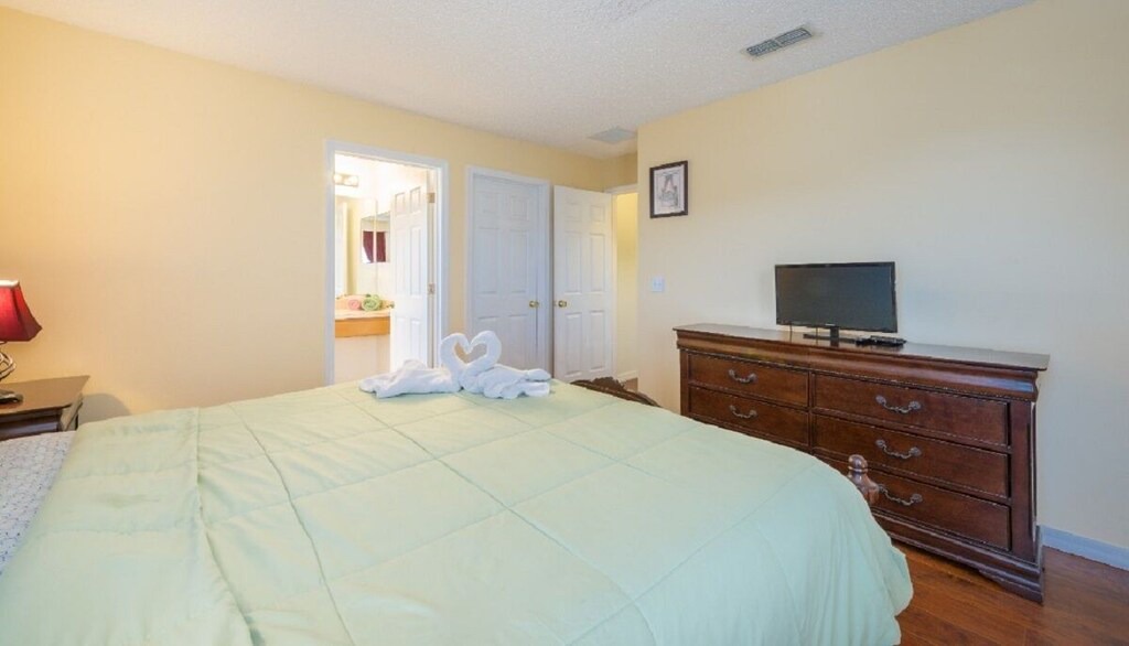 Photo of Bedroom in Seasons