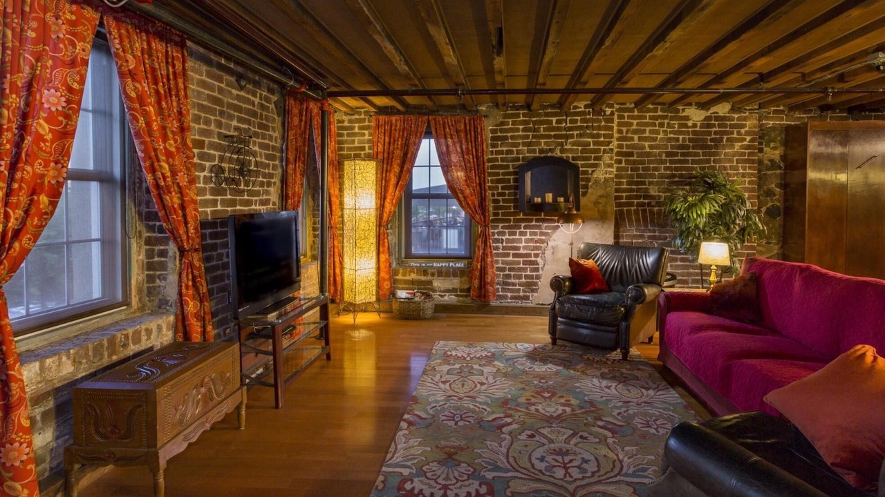 Photo of Livingroom in Historic District - North