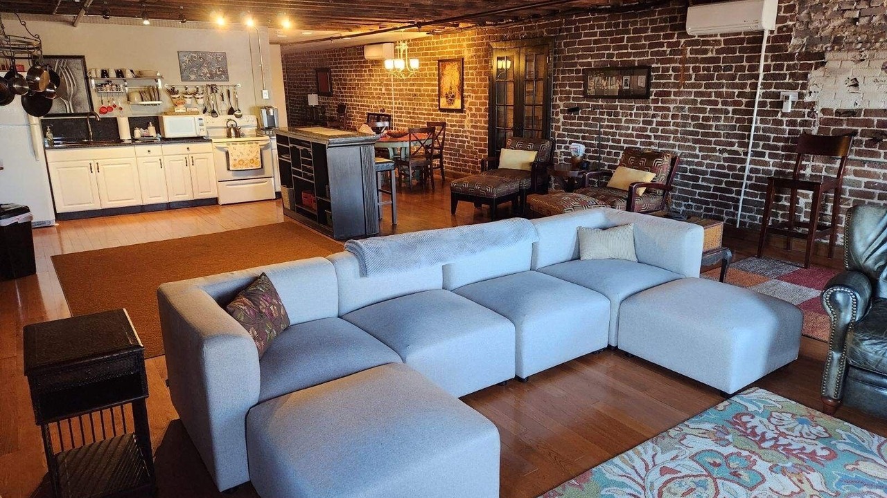 Photo of Livingroom in Historic District - North