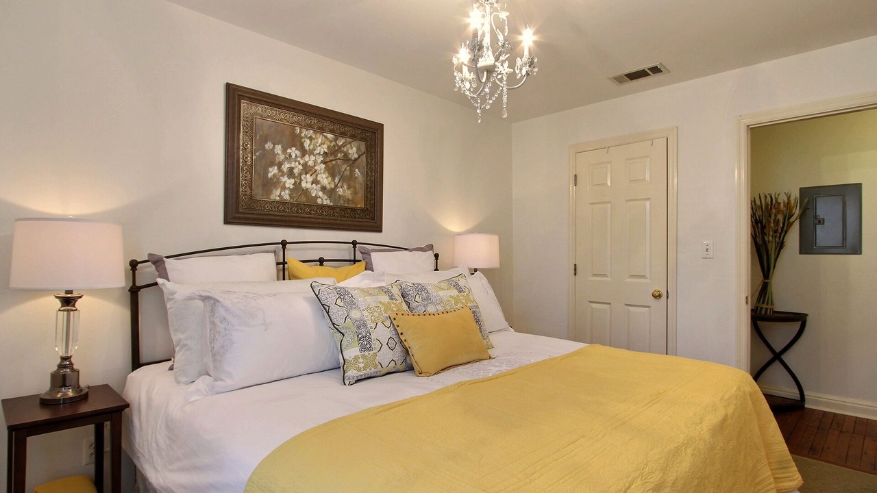 Photo of Bedroom in Metropolitan