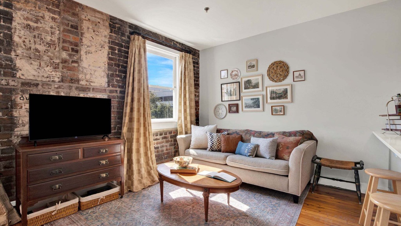 Photo of Livingroom in Historic District - North