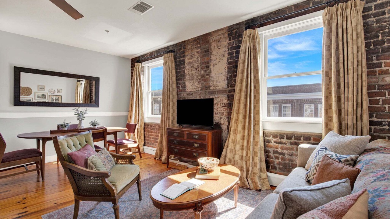 Photo of Livingroom in Historic District - North