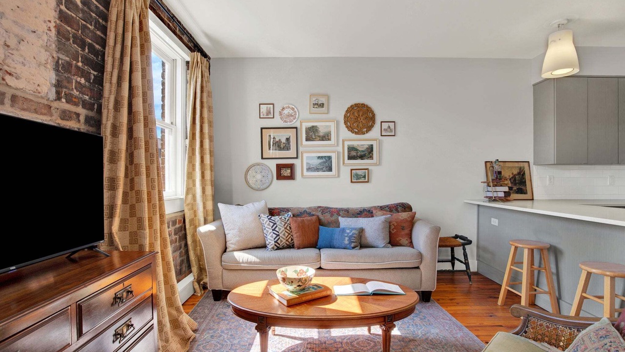 Photo of Livingroom in Historic District - North