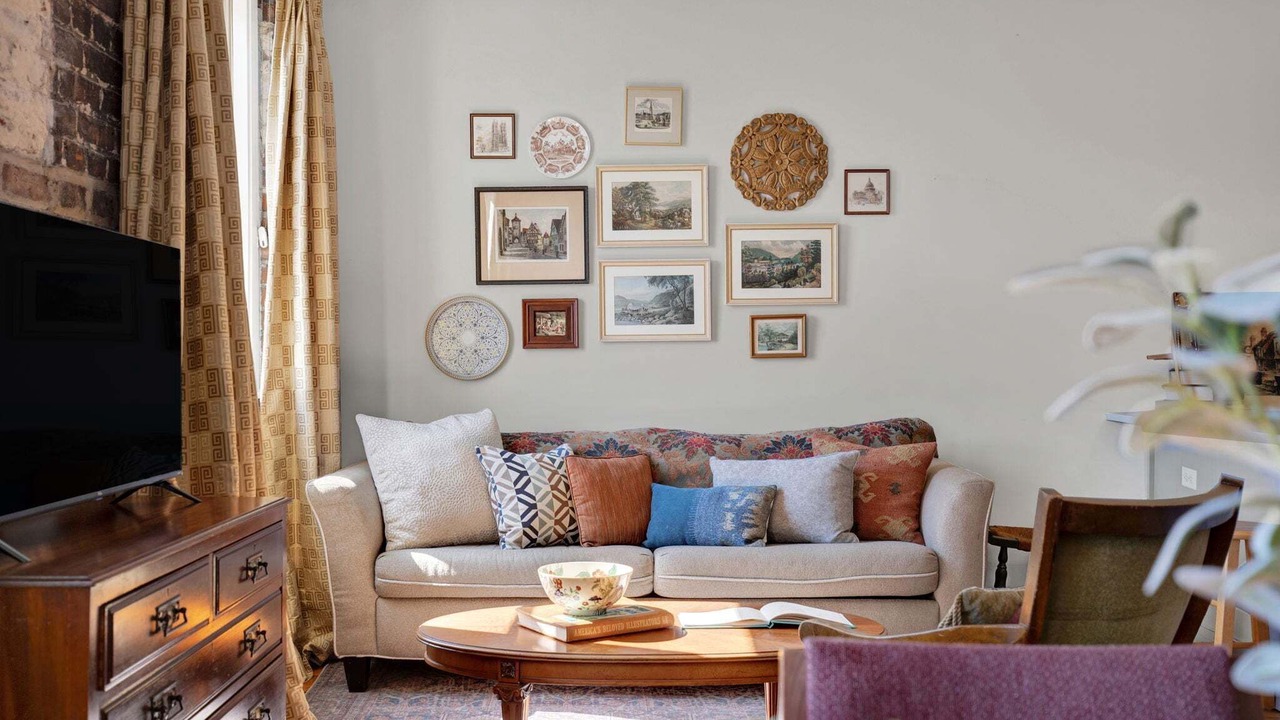 Photo of Livingroom in Historic District - North