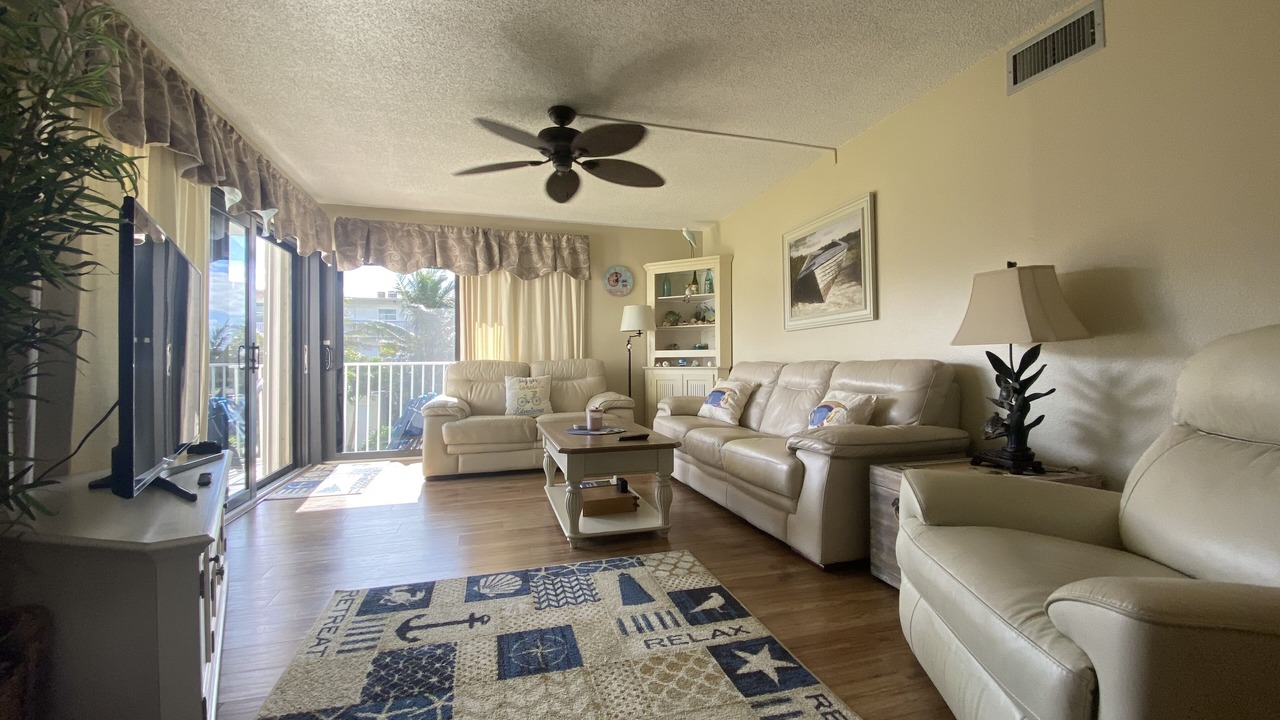 Photo of Livingroom in Central Beach