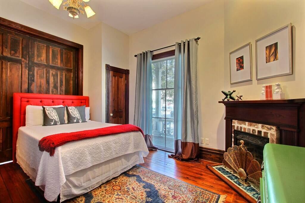 Photo of Livingroom in Savannah Victorian District