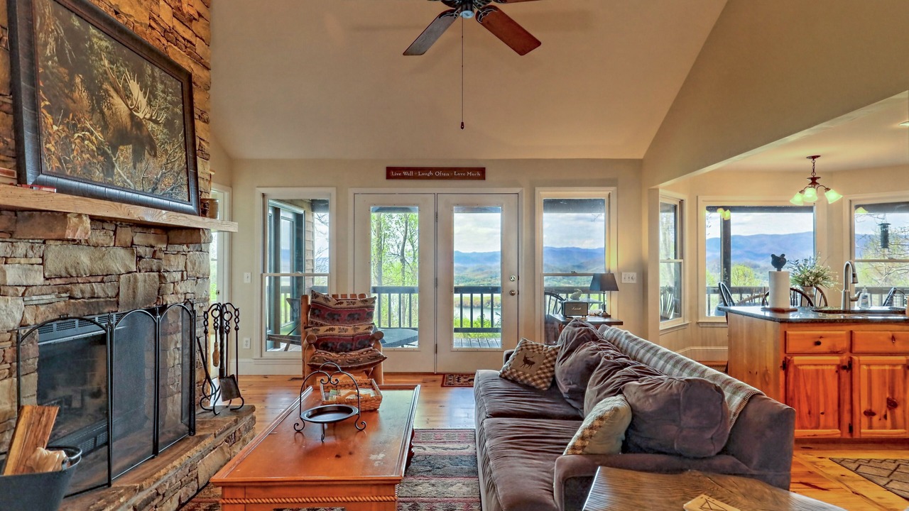 Photo of Livingroom in Eagles View