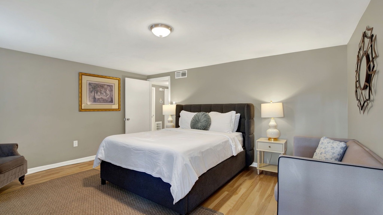 Photo of Bedroom in Historic District - North