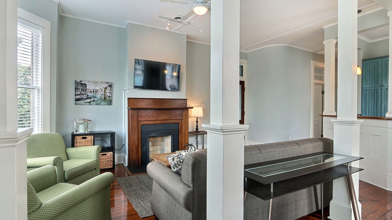 Photo of Livingroom in Historic District - North
