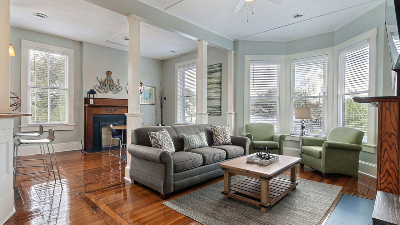 Photo of Livingroom in Historic District - North