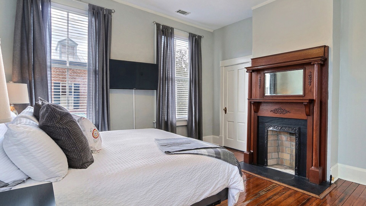 Photo of Bedroom in Historic District - North