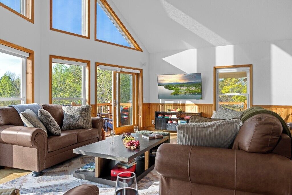 Photo of Livingroom in Hiawassee