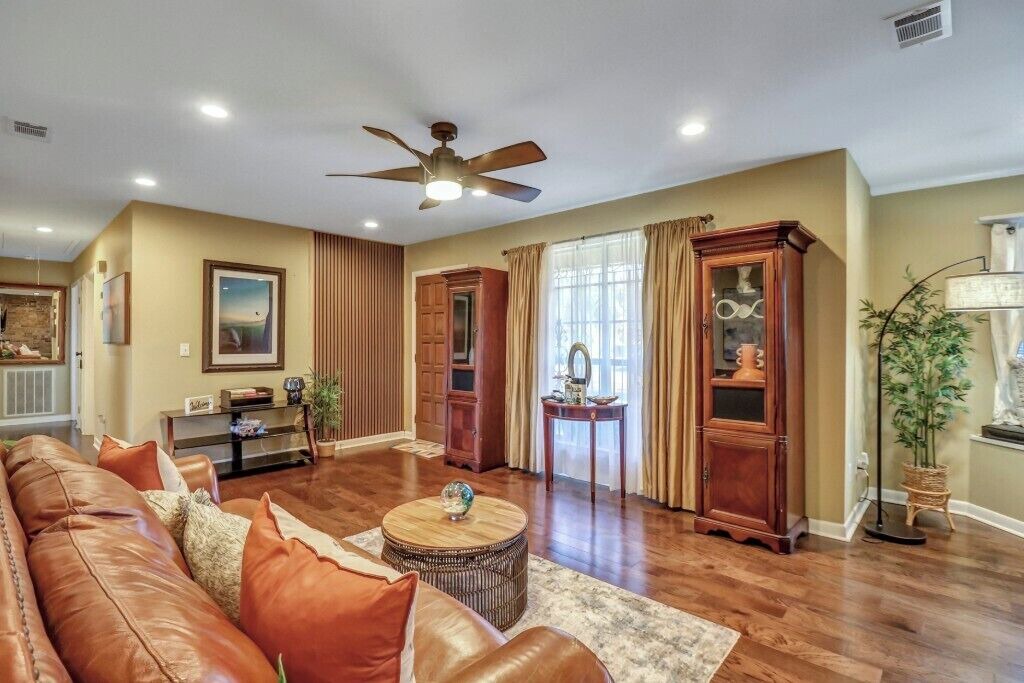 Photo of Livingroom in Midtown