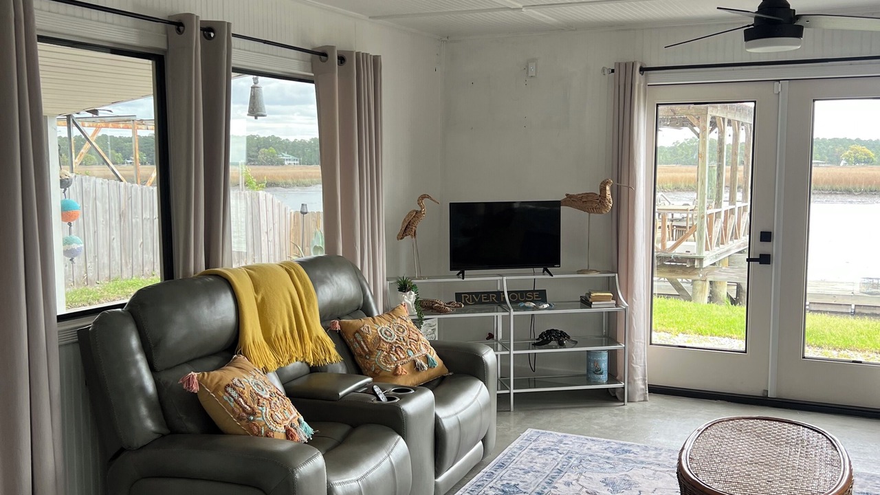 Photo of Livingroom in Midway
