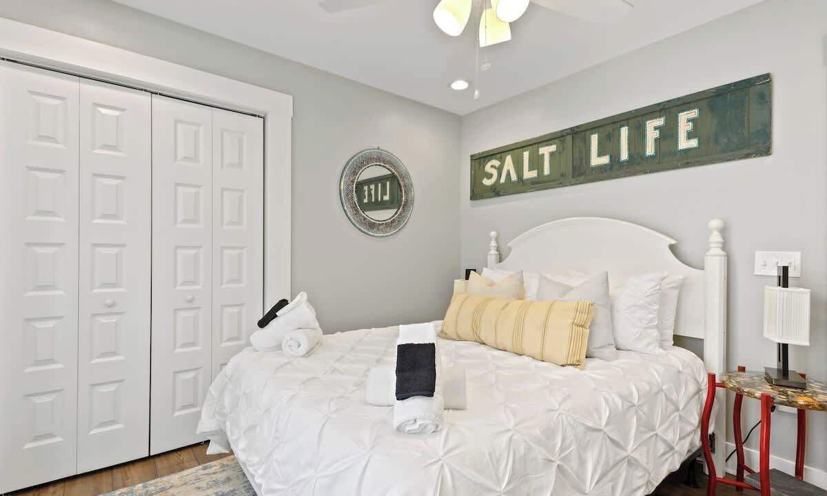 Photo of Bedroom in Isle of Hope Historic District