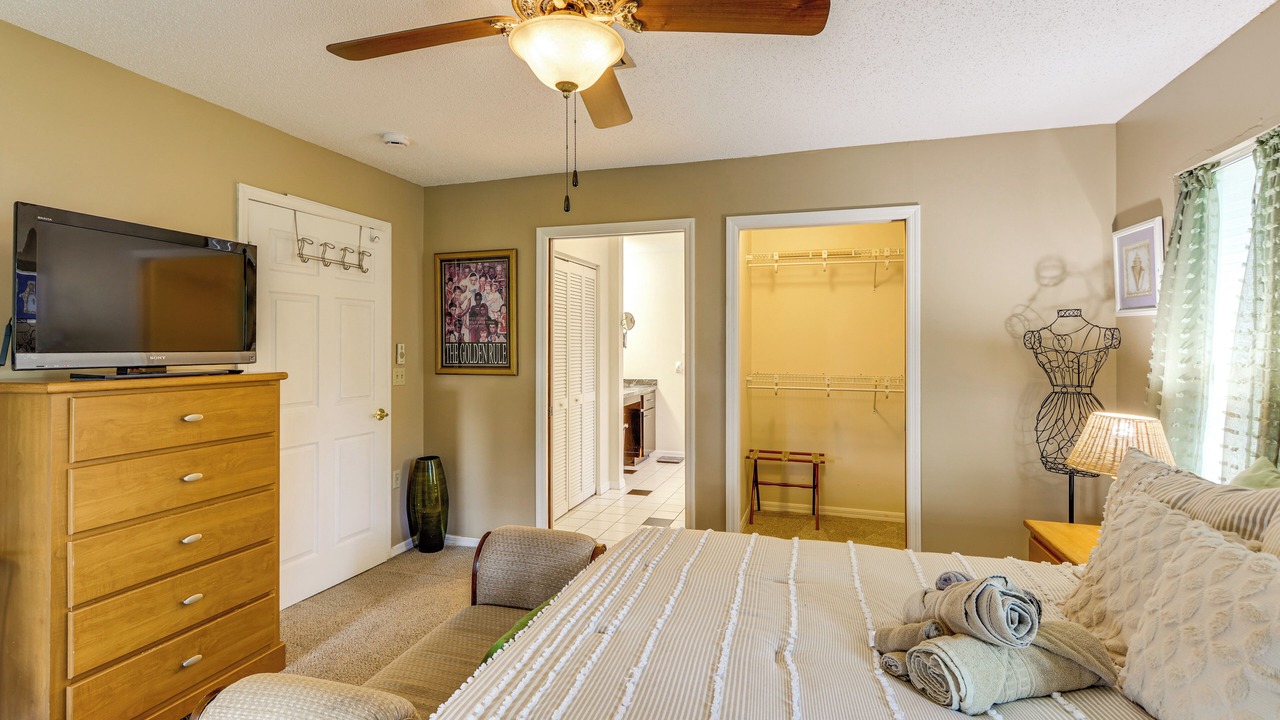 Photo of Bedroom in Lakewood Park