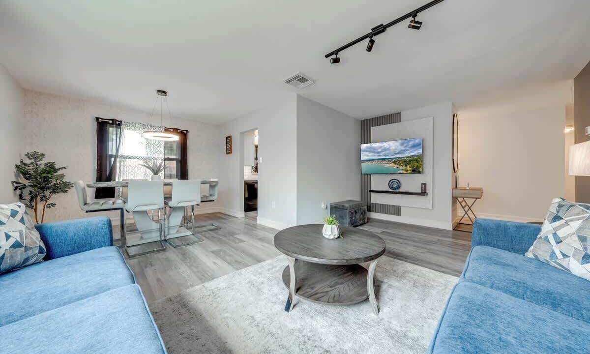 Photo of Livingroom in Oak Ridge