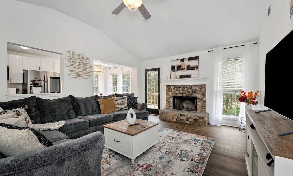 Photo of Livingroom in Hoschton