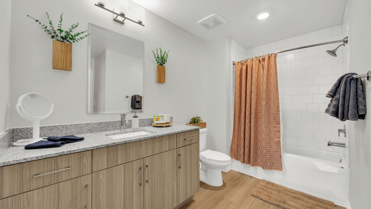 Photo of Bathroom in Lake Dot
