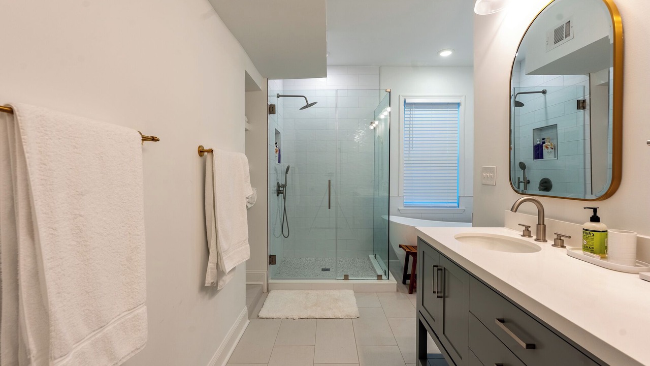 Photo of Bathroom in Thunderbolt