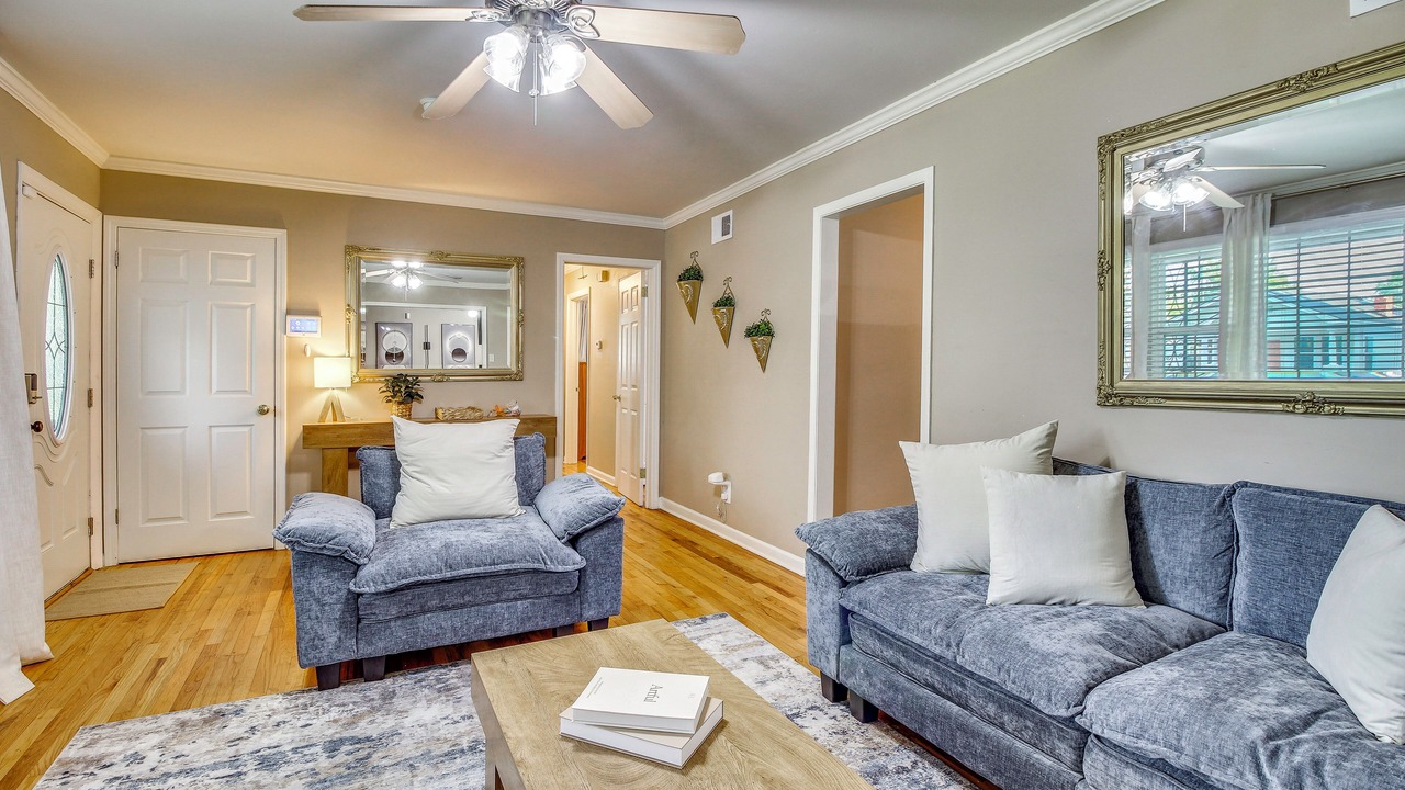 Photo of Livingroom in Midtown