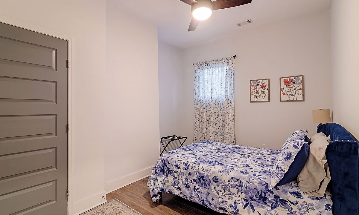 Photo of Bedroom in Metropolitan