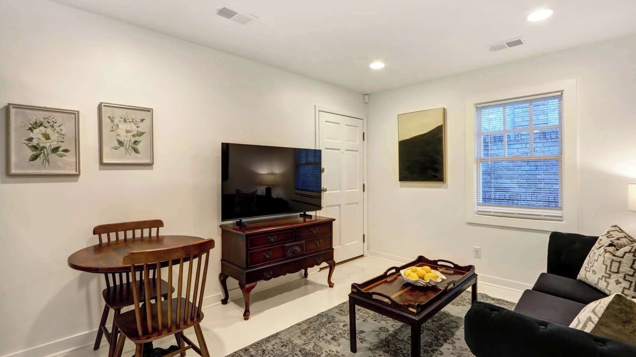 Photo of Livingroom in Thomas Square