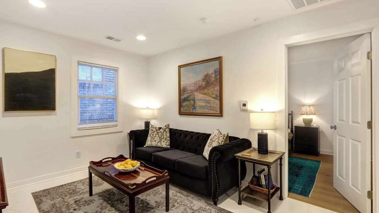 Photo of Livingroom in Thomas Square