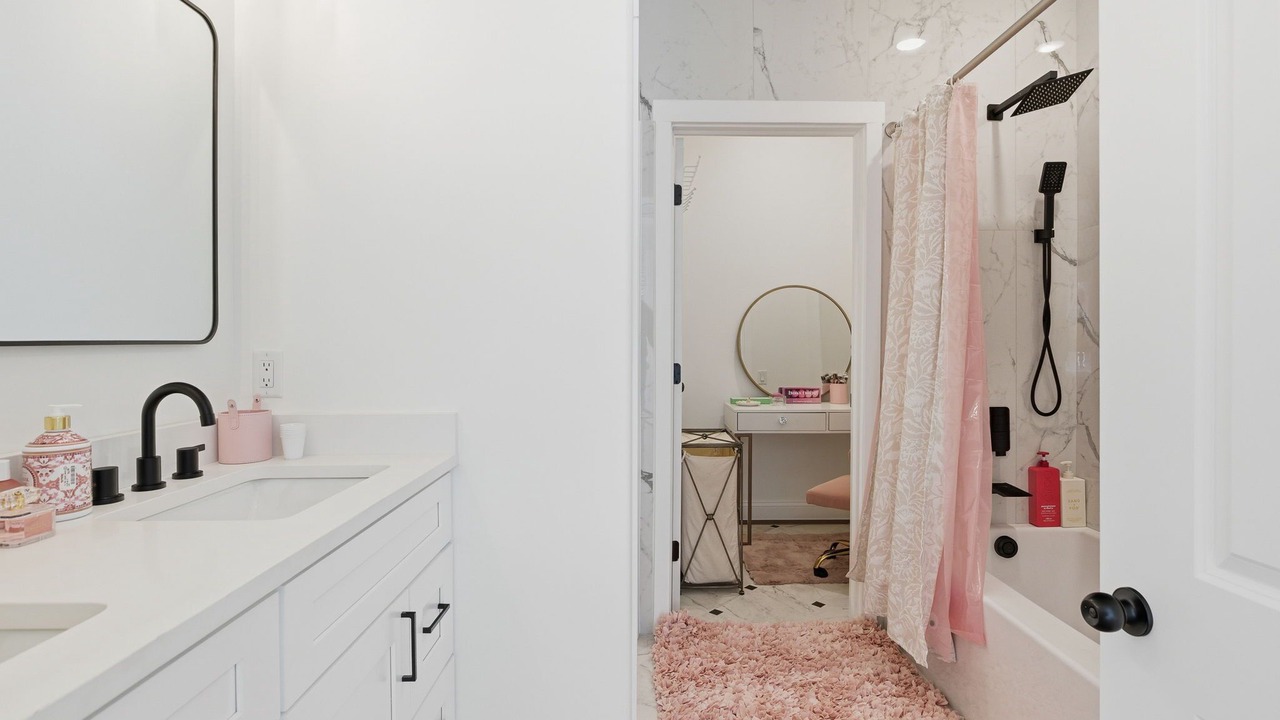 Photo of Bathroom in Thomas Square