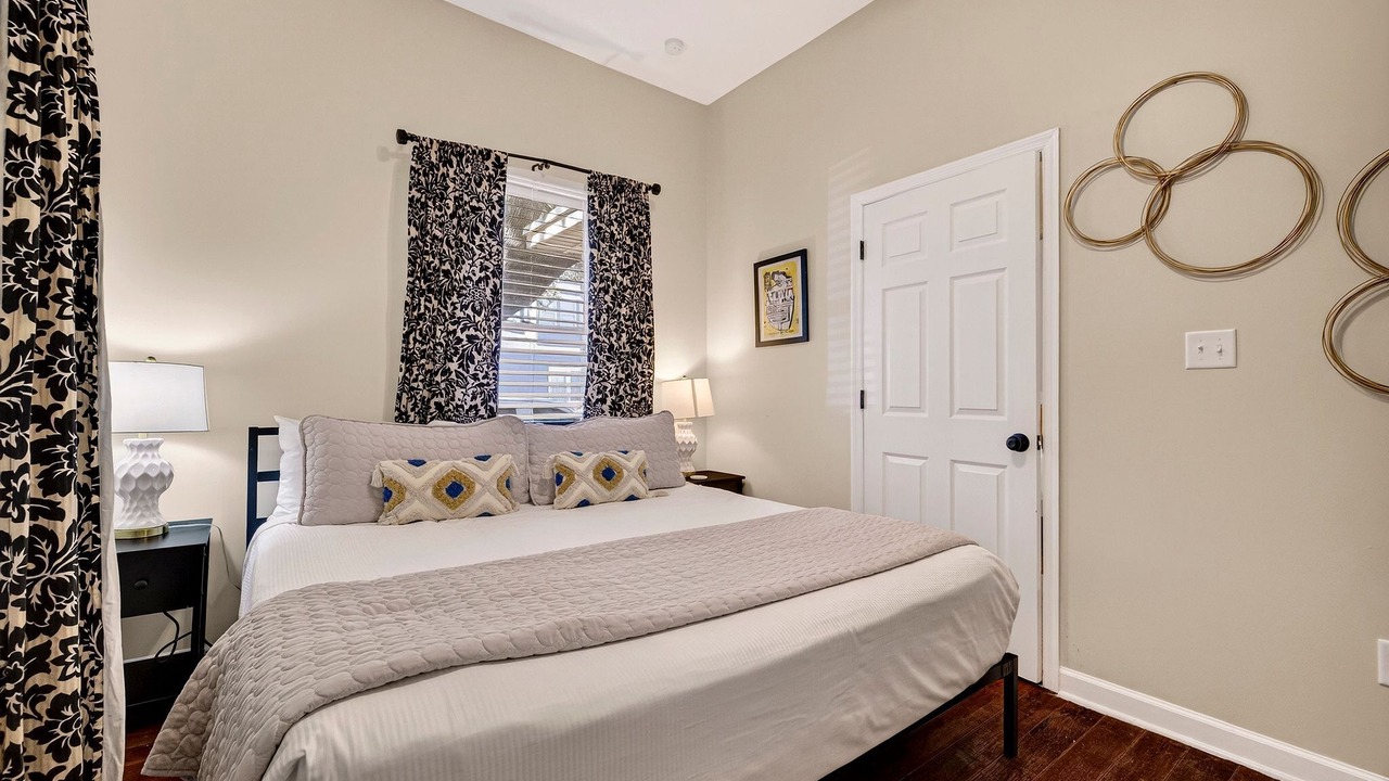Photo of Bedroom in Metropolitan