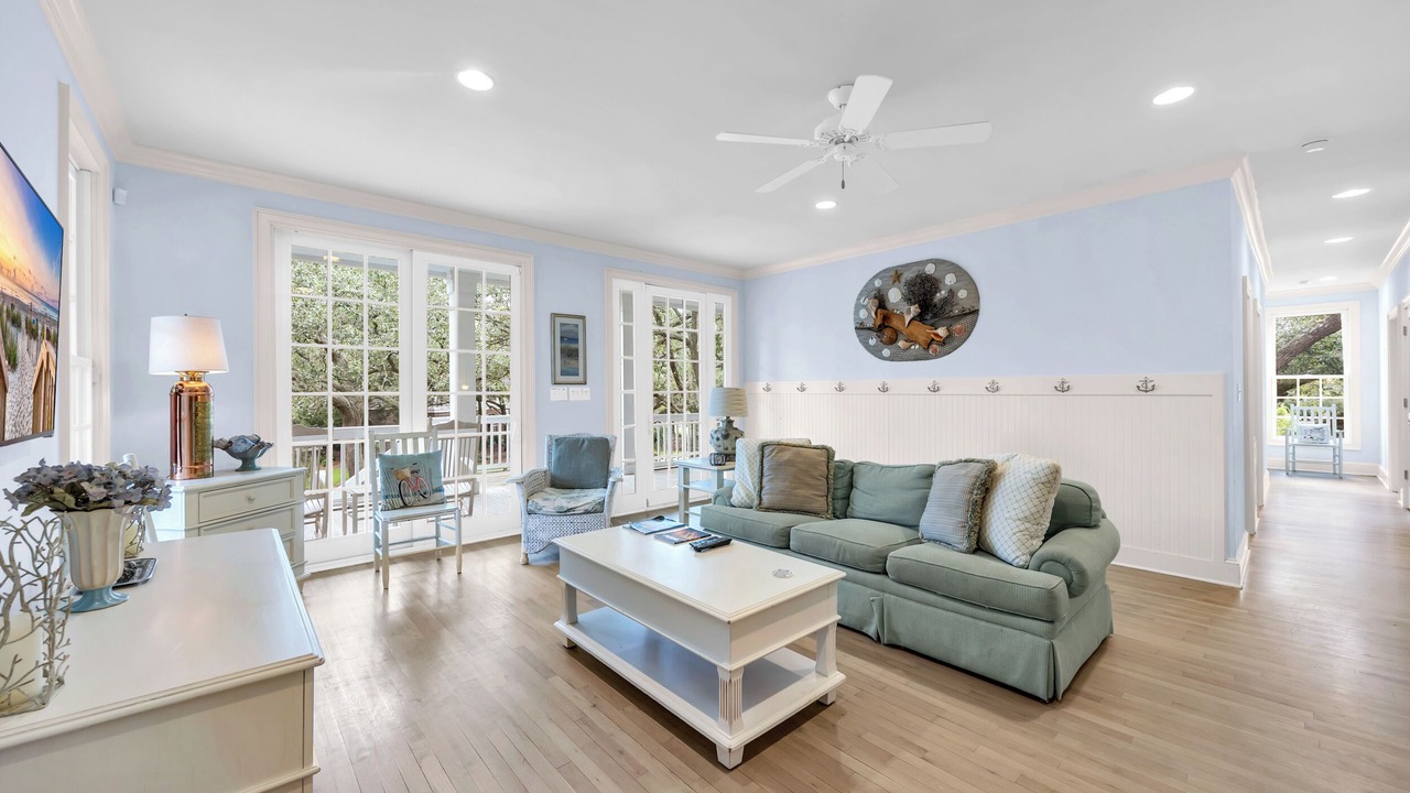 Photo of Livingroom in Debordieu Colony