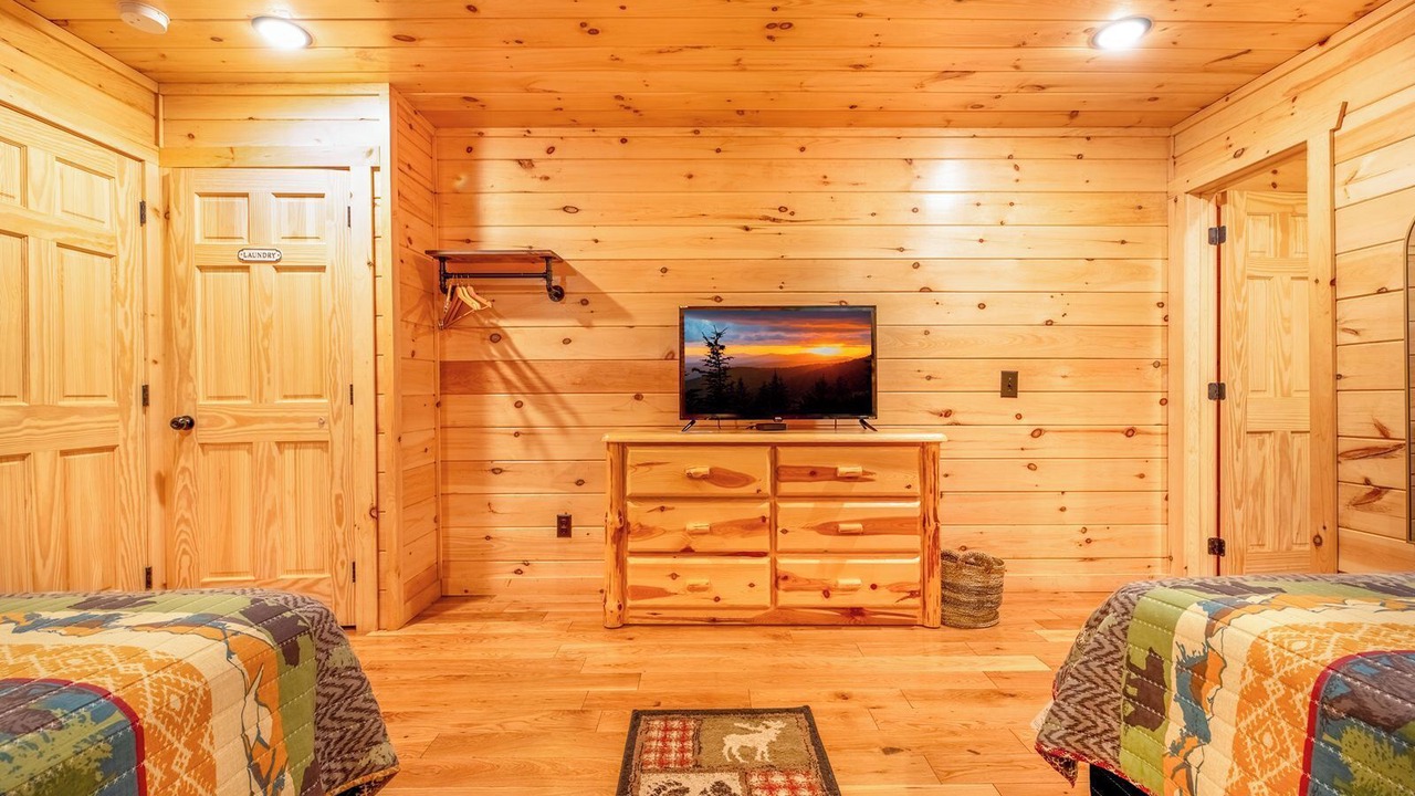 Photo of Bedroom in White Oak Lodge