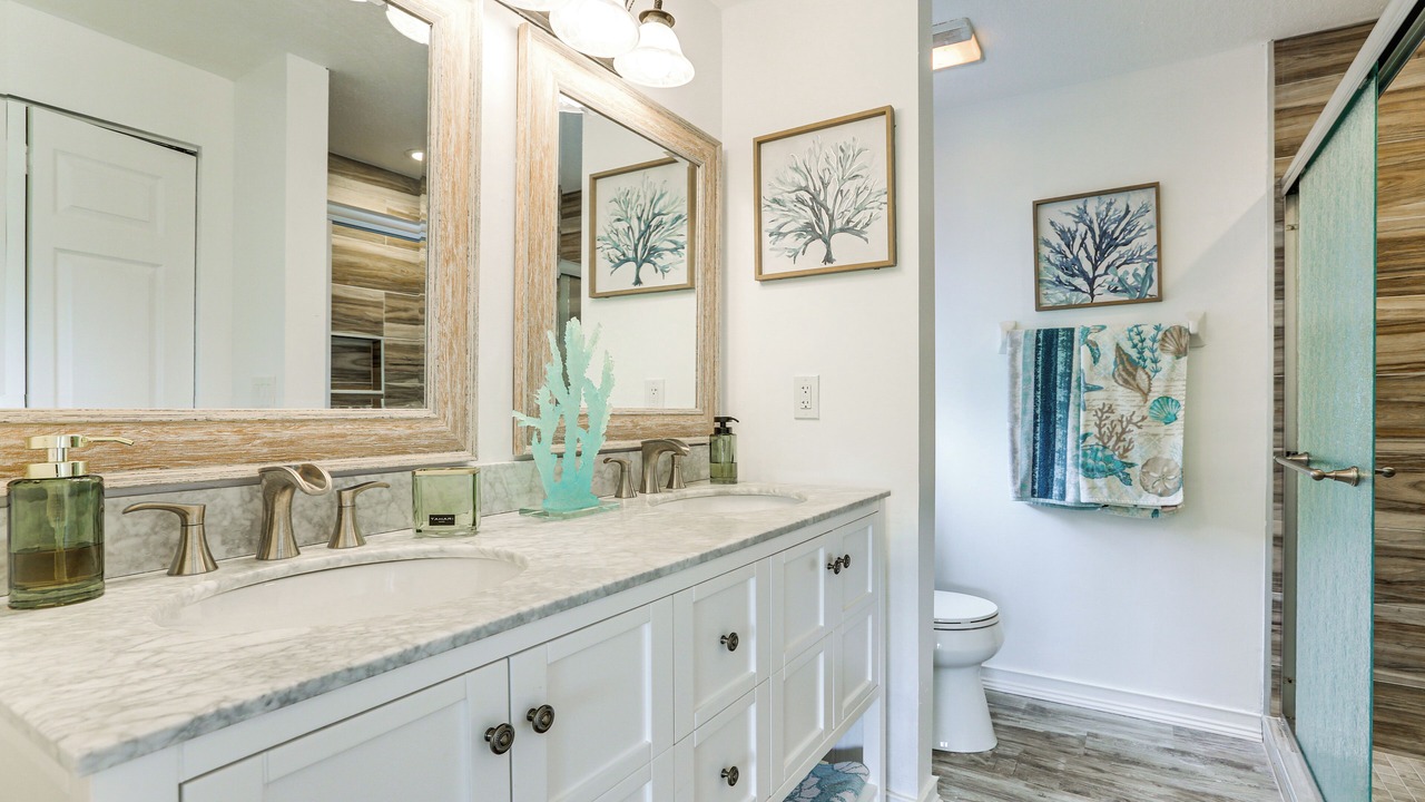 Photo of Bathroom in Crown Pointe