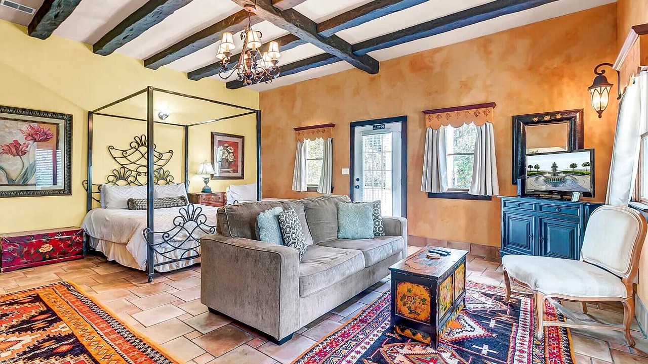 Photo of Livingroom in Summerville Historic District