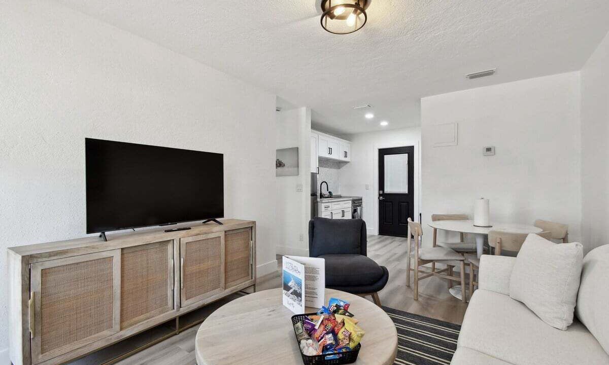 Photo of Livingroom in Treasure Island