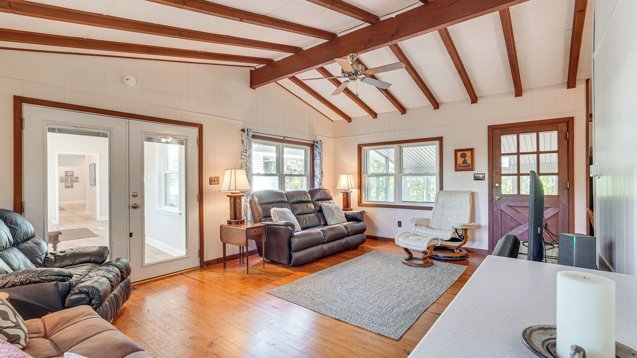 Photo of Livingroom in Modoc Shores