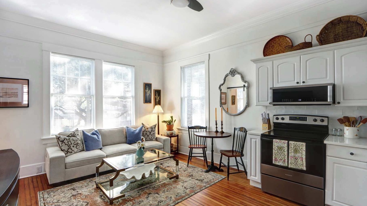 Photo of Livingroom in Thomas Square