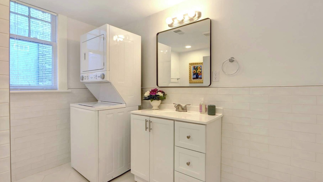 Photo of Bathroom in Thomas Square