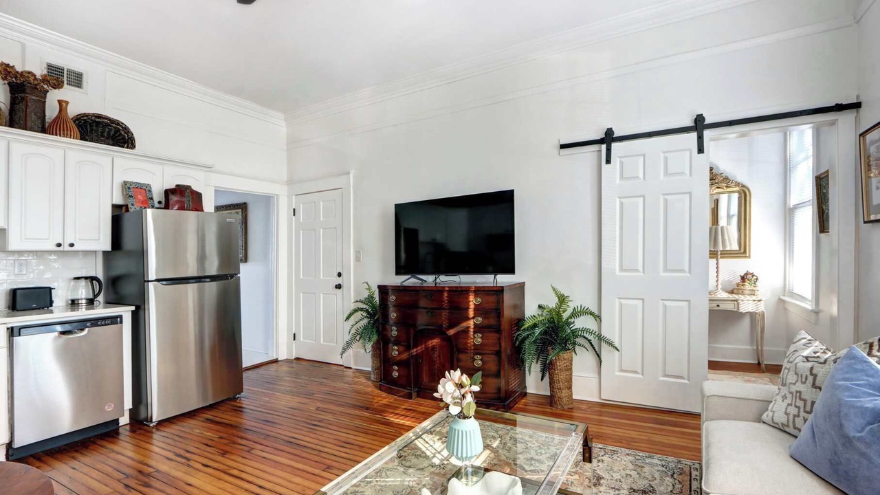 Photo of Livingroom in Thomas Square