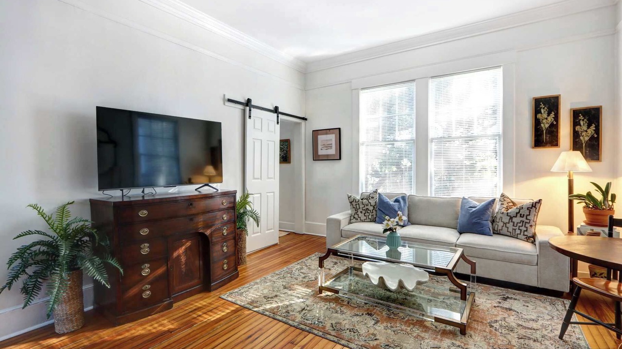 Photo of Livingroom in Thomas Square