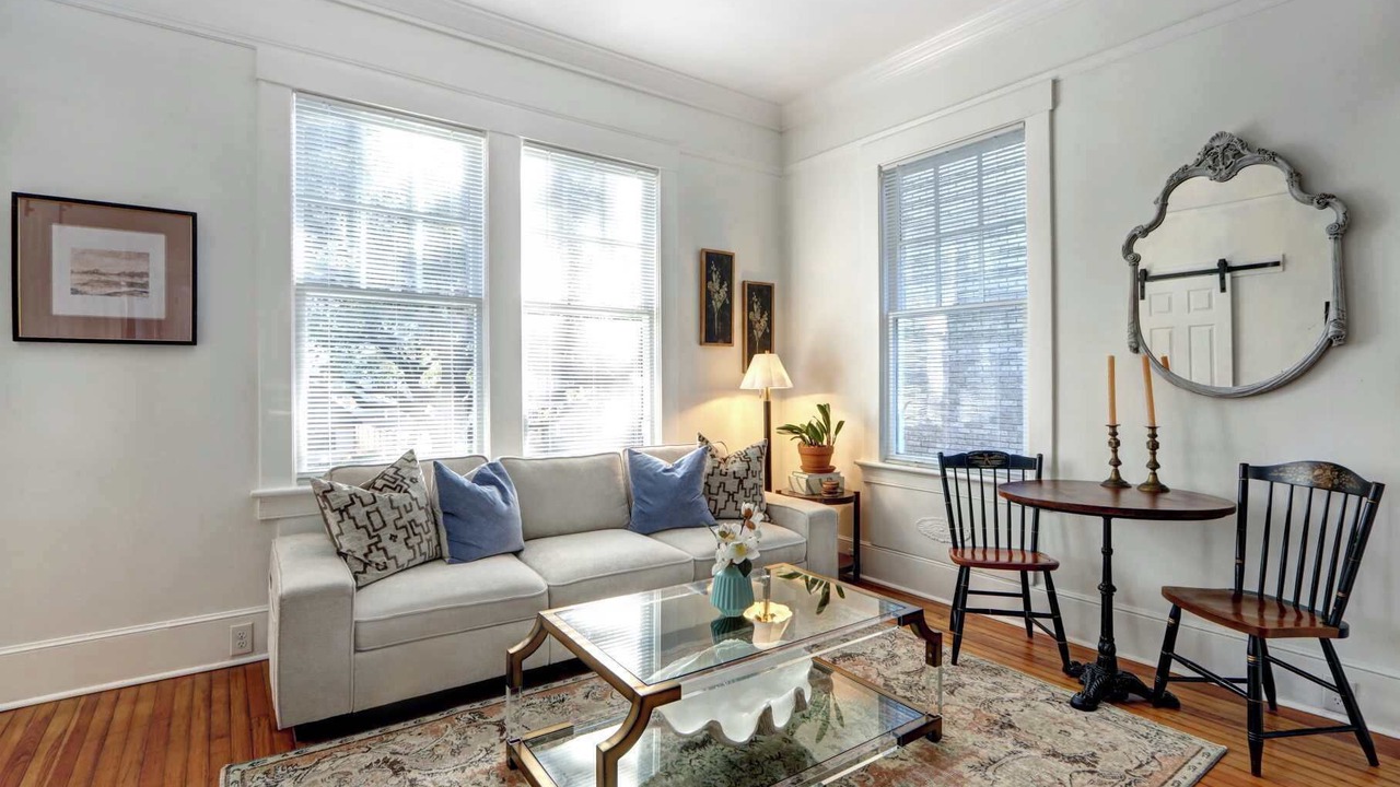 Photo of Livingroom in Thomas Square