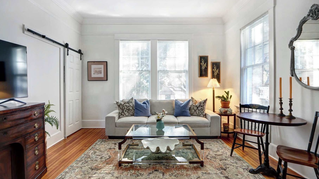 Photo of Livingroom in Thomas Square