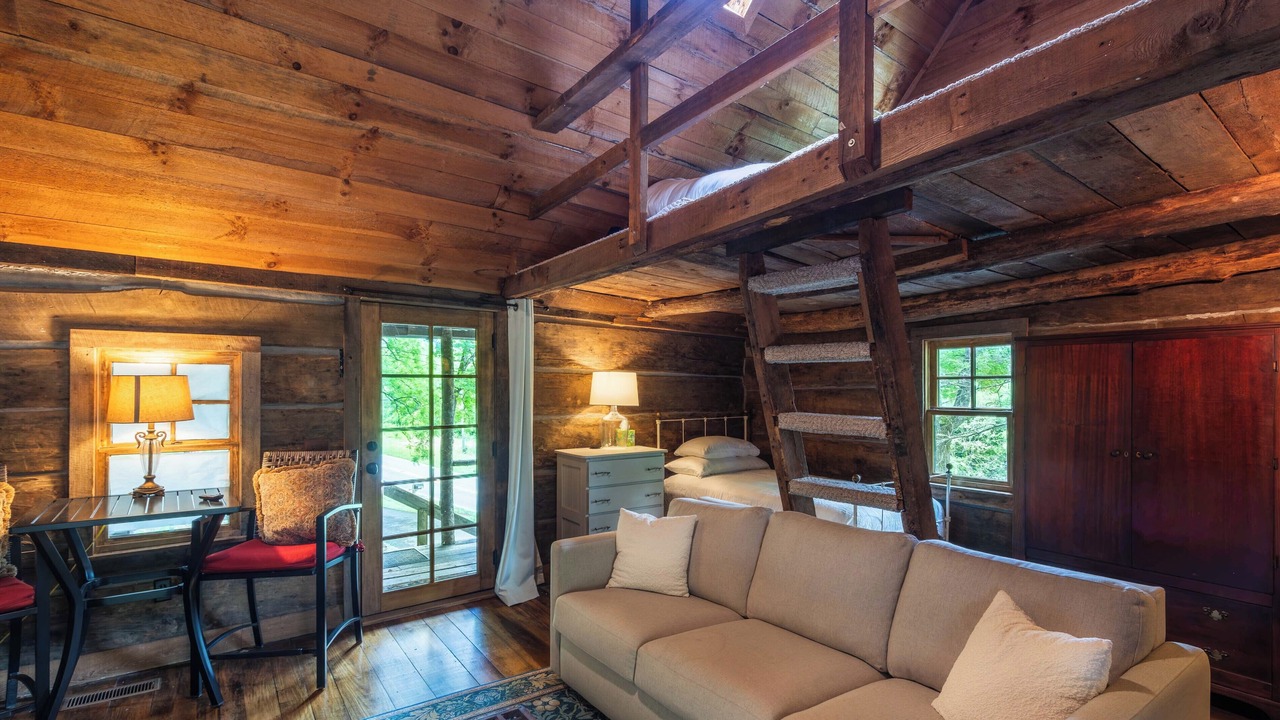 Photo of Livingroom in Cullowhee