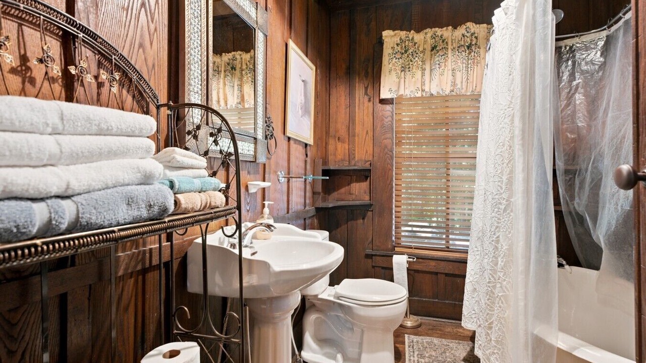 Photo of Bathroom in Rocky Bottom